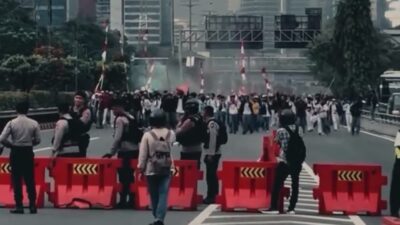 Kalian Kemana Sesal Prof Dr Sutan Nasomal Saat Rakyat Geruduk DPR RI Wakil Rakyat Ngilang Kabur!!!