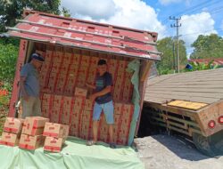 Hindari Tabrakan, Truk Kontainer Es Krim Terperosok di Bener Meriah