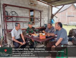 Wujud Kepedulian Babinsa Melaksanakan Komsos Bersama Masyarakat Desa Arul Latong