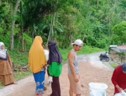 BKMT Nagari Batu Manjulur Berjibaku Bersama Warga Perbaiki Jalan Kabupaten Secara Swadaya
