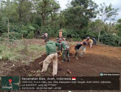 Babinsa Koramil 03/Pegasing Ajak Warga Pucuk Deku Gotong Royong Buat Kolam Ikan Nila