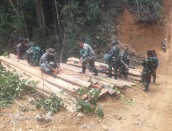 Satgas TMMD ke-126 Kodim 0106/Aceh Tengah Bersama Warga Gotong Royong Ambil Kayu untuk Pembangunan Jembatan