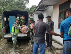 Kemanunggalan TNI dan Rakyat Terlihat Saat Warga Rutih Pindah ke Rumah Sementara RTLH