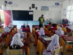 Babinsa Koramil 03/Pegasing Dampingi Pembagian Makanan Bergizi di SDN 4 Aceh Tengah