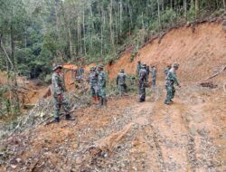 Satgas TMMD ke-126 dan Warga Lanjutkan Gotong Royong Bersihkan Jalur di Titik Nol Desa Kute Keramil