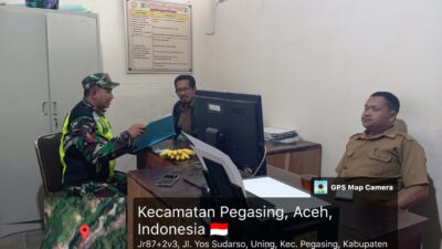 Babinsa Koptu Yuli Agus Wujudkan Kepedulian Lewat Komsos Bersama Warga Desa Pegasing