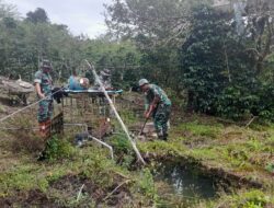 TNI TMMD dan Warga Bergotong Royong Pasang Pipanisasi di Desa Bukit Sari
