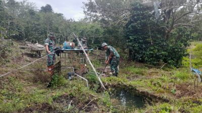 TNI TMMD dan Warga Bergotong Royong Pasang Pipanisasi di Desa Bukit Sari