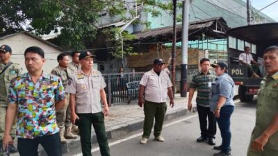 Trotoar Bersih dan Tertib, Satpol PP Bitung Bersama Perumda Pasar Tertibkan Booth Liar