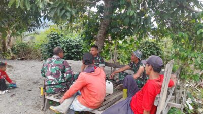 Anggota Satgas TMMD ke-126 Anjangsana dengan Warga Desa Kute Keramil