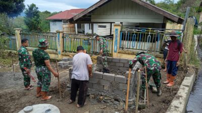 Kemanunggalan TNI dan Rakyat Terlihat di Pembangunan MCK Tahap III Desa Arul Gele