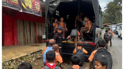 Wujud Kepedulian Polri! Brimob Polda Sumut Antar Jemput Anak Sekolah di Tapanuli Selatan