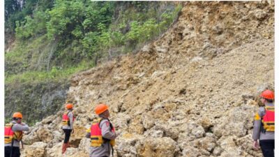 Siaga di Tengah Cuaca Ekstrem! Brimob Polda Sumut Laksanakan Patroli SAR Antisipasi Banjir dan Longsor di Nias