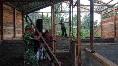 Gotong Royong TNI dan Warga, RTLH di Desa Roteh Kini Berprogres 50 Persen