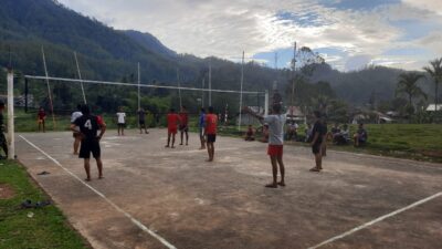 Penuh Semangat! Satgas TMMD dan Warga Silih Nara Gelar Pertandingan Voli Persahabatan