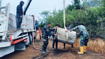 Anggota Satgas TMMD Ke 126 Kodim 0106/Aceh Tengah Dibantu Warga Turunkan Gorong – Gorong