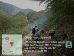 Babinsa Koramil 10/Celala Ajak Warga Bersihkan Bahu Jalan