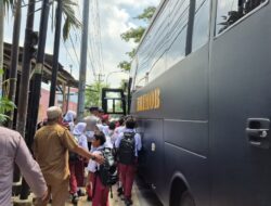Brimob Sumut Peduli Pendidikan: Personel Kompi 2 Batalyon A Pelopor Antar Pelajar SD Pulang Sekolah dengan Aman dan Nyaman