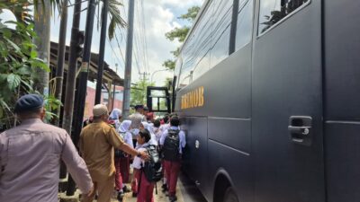 Brimob Sumut Peduli Pendidikan: Personel Kompi 2 Batalyon A Pelopor Antar Pelajar SD Pulang Sekolah dengan Aman dan Nyaman