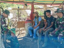 Di Tengah Padatnya TMMD ke-126, Anggota TNI Sempatkan Komsos dengan Warga Linge