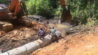 Pemasangan Gorong-gorong Program TMMD ke 126 Harus Bergelut Dengan Lumpur