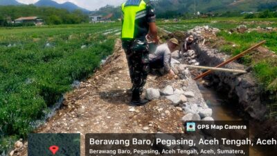 Babinsa Serda Didi Kurniadi Wujudkan Kepedulian dengan Bantu Warga Bangun Irigasi di Desa Linung Ayu