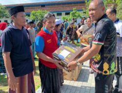 Wujudkan Pelayanan Maksimal, Kalapas Pamekasan Serahkan Kain Sarung kepada Seluruh Warga Binaan