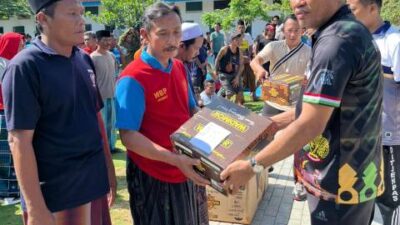 Wujudkan Pelayanan Maksimal, Kalapas Pamekasan Serahkan Kain Sarung kepada Seluruh Warga Binaan