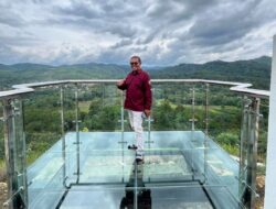 Spot Foto Berkaca , Pemandangan Yang Indah dan Terjangan Batu Karang Menarik Wisata Ke Bukit Ponggang