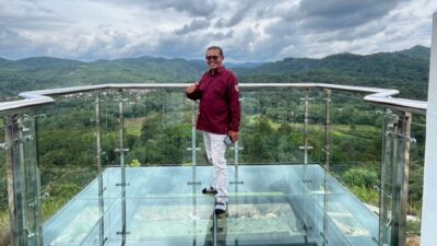 Spot Foto Berkaca , Pemandangan Yang Indah dan Terjangan Batu Karang Menarik Wisata Ke Bukit Ponggang