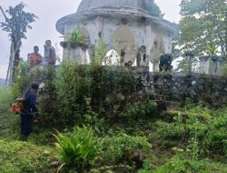 Gotong Royong Satgas TMMD dan Warga Bersihkan Makam Datu Merah Mege
