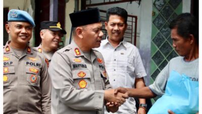 Kapolres Pelabuhan Belawan Beri Bantuan Sembako untuk Warga Terdampak Banjir Rob