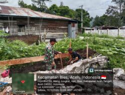 Babinsa Koramil 03/Pegasing Bantu Warga Bangun Rumah di Desa Atang Jungket