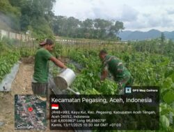 Wujud Kepedulian Babinsa, Laksanakan Komsos dan Gotong Royong Bersama Masyarakat di Desa Kayu Kul