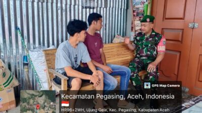 Babinsa Koramil 03/Pegasing Tingkatkan Kepedulian Lingkungan Lewat Komsos di Desa Ujung Gele
