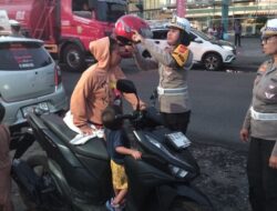 Operasi Zebra Berbalut Kepedulian, Polisi Bitung Pasangkan Helm untuk Ibu Pengendara
