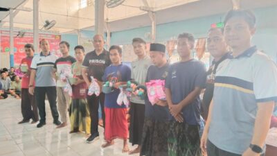 Kalapas Pamekasan Beri Pengarahan dan Bagikan Perlengkapan Mandi kepada Warga Binaan