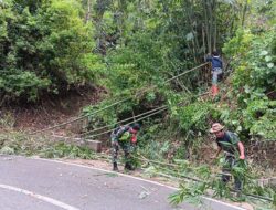Tingkatkan Gotong Royong, Babinsa dan Masyarakat Kute Baro Potong Bambu