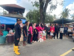 Brimob Polda Sumut Kawal Bantuan Ibu Kapolda dan Setkab RI, Warga Terdampak Banjir Langkat Terima Logistik Lengkap