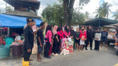 Brimob Polda Sumut Kawal Bantuan Ibu Kapolda dan Setkab RI, Warga Terdampak Banjir Langkat Terima Logistik Lengkap