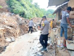 Bhabinkamtibmas dan Babinsa Bantu Warga Bersihkan Rumah Pasca Banjir dan Longsor di Sibolga Selatan