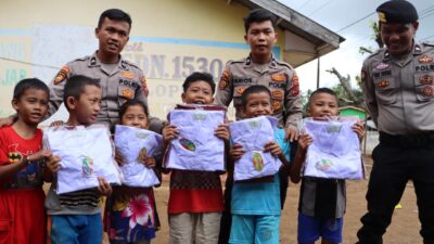 Peduli Masa Depan Anak Bangsa, Wakapolri Beri Bantuan Seragam Sekolah Pasca Bencana di Tapteng