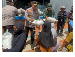 Kapolda Sumut dan Pangdam I/BB Turun Langsung Bagikan Beras untuk Korban Bencana di Tapanuli Tengah