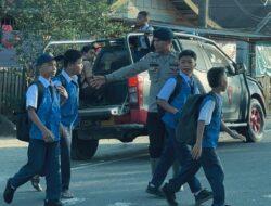 Peduli Masa Depan, Brimob Polda Sumut Antar Anak Sekolah Terdampak Banjir Bandang di Batang Toru