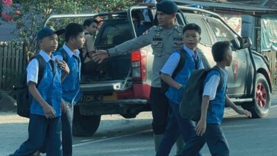 Peduli Masa Depan, Brimob Polda Sumut Antar Anak Sekolah Terdampak Banjir Bandang di Batang Toru