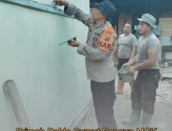 Brimob Polda Sumut Bangun MCK untuk Warga Terdampak Banjir di Tolang Julu