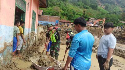 Babinsa Desa Tebuk Pimpin Karya Bakti Pasca Longsor dan Banjir Bandang