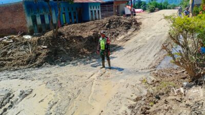 Koramil 03/Pegasing Laksanakan Pengawasan Pembersihan Jalan Akibat Longsor