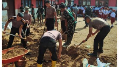 Sekolah Terdampak Bencana Dibersihkan, Brimob–TNI Percepat Pemulihan Pendidikan di Tapanuli Tengah