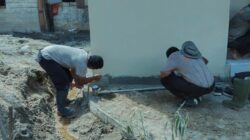 Brimob Polda Sumut dan Warga Satukan Tenaga Wujudkan MCK Layak bagi Korban Banjir Tolang Julu